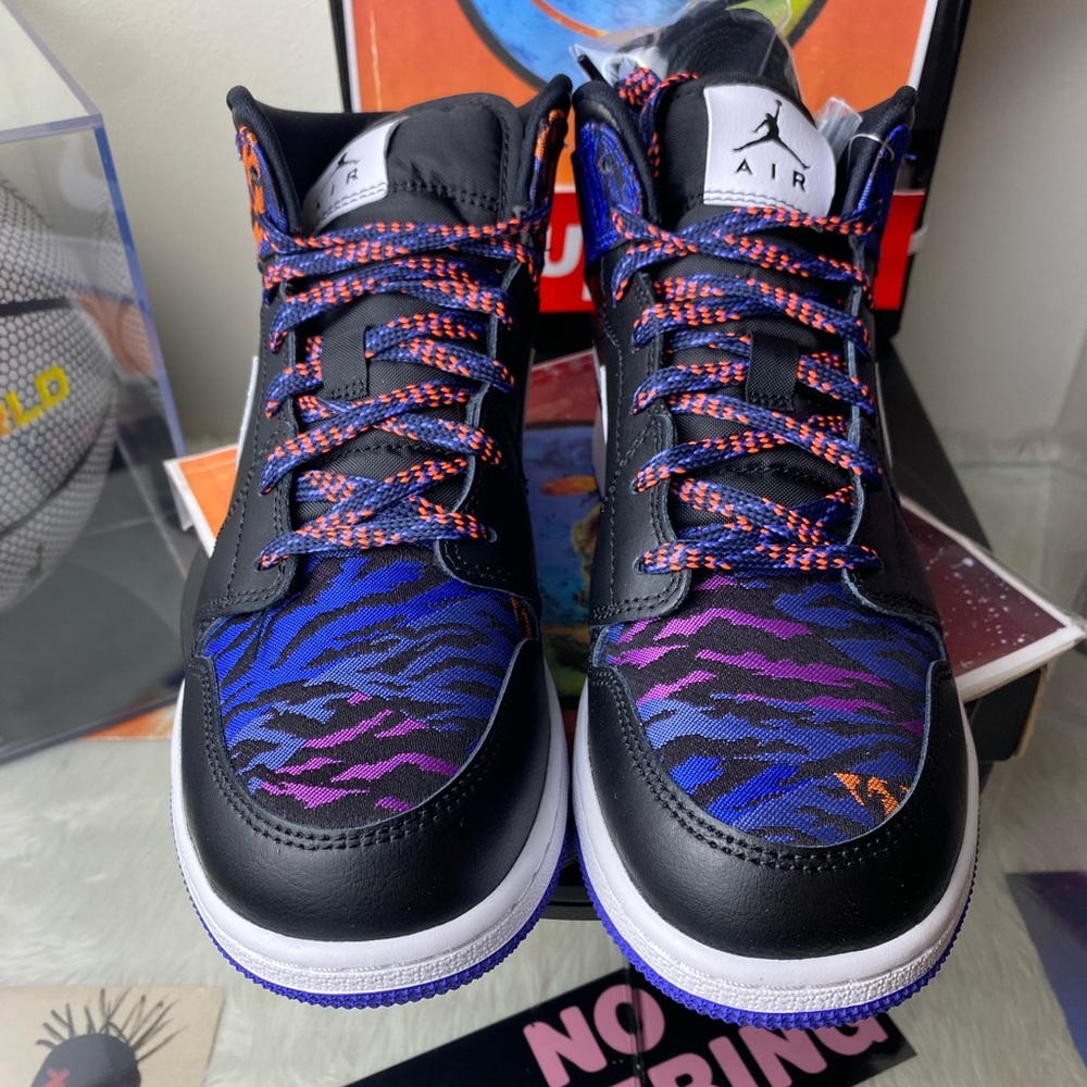 🆕 - Air Jordan 1 Mid Tiger Stripe - Size: Mens 7 - Picture 3 of 11